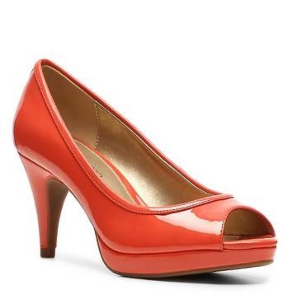 Bandolino Platform Peep Toe Pump. NWOT